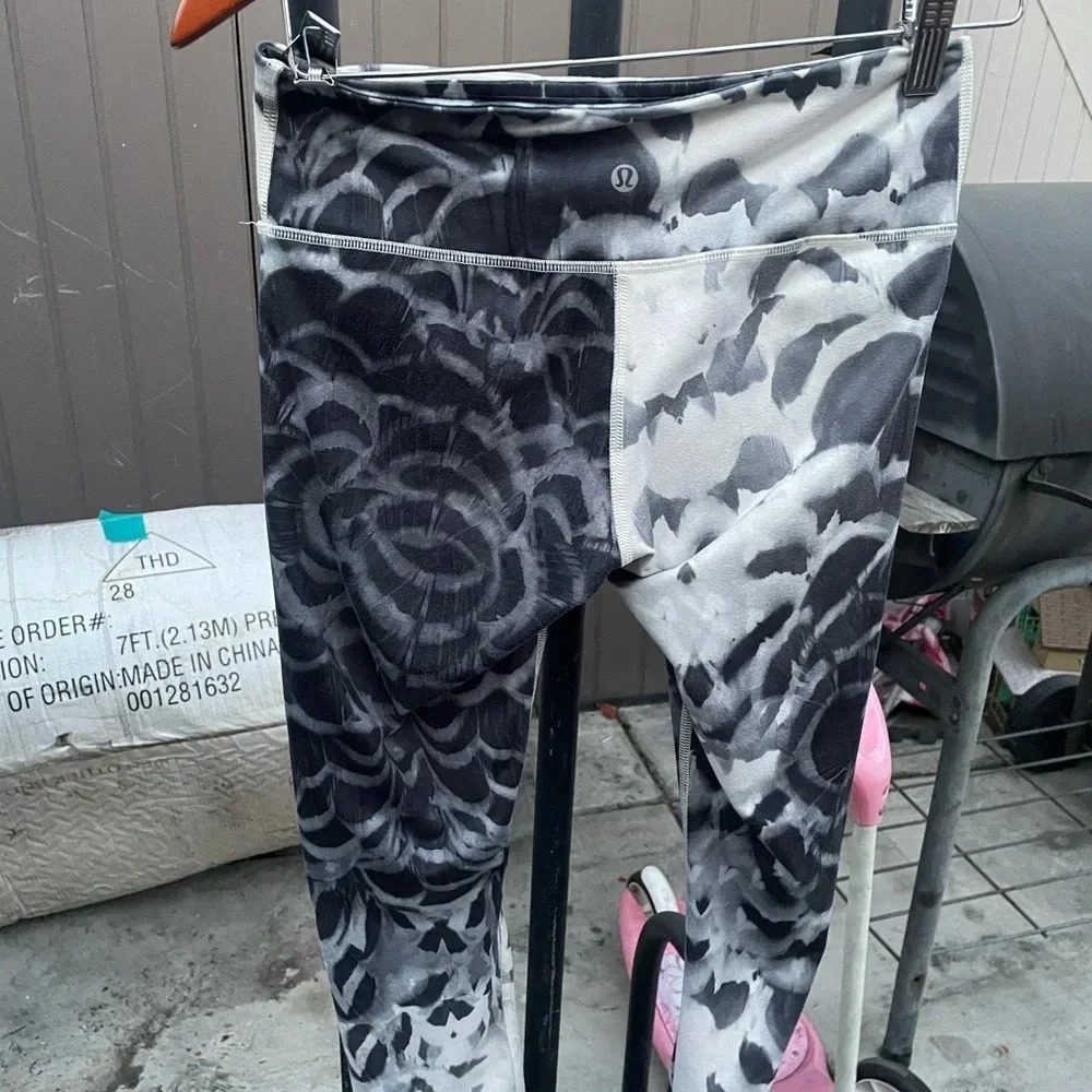 Lululemon wunder‎ under crop pretty plume angel wing black leggings size 6 - Picture 3 of 4